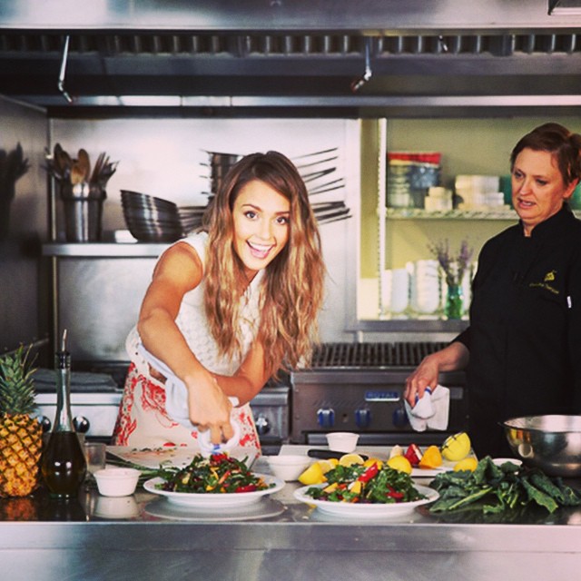 Photo instagram de Jessica Alba prenant un cours de cuisine