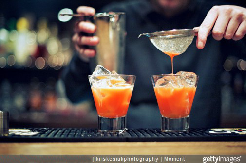 Une fois que vous avez fait votre cocktail dans le verre à mélange, utilisez une passoire.