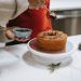 personne qui décore un gâteau