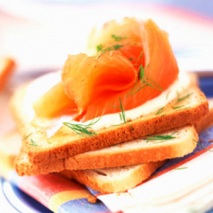 La tartine à base de saumon fait un excellent plat d'été