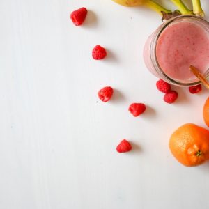 Des framboises, bananes et clémentine pour faire un smoothie