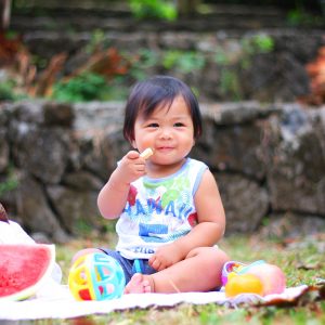 Un bébé qui mange des fruits en pique-nique