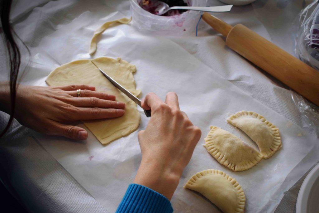 Personne qui fait de la pâtisserie