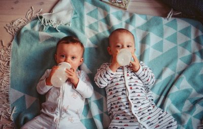 Deux bébés qui boivent au biberon