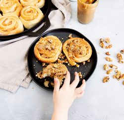 Pâtisserie avec main d'enfant