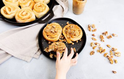 Pâtisserie avec main d'enfant