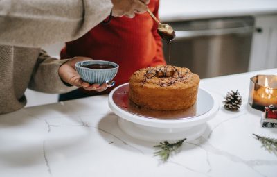 personne qui décore un gâteau